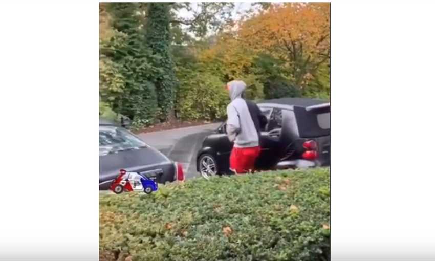 بوجبا يقلد كيف ينفذ ركلة الجزاء أثناء سيره لسيارته