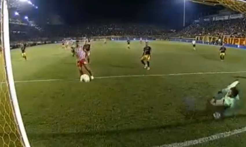 كوكا يسجل هدف انتصار أولمبياكوس على أريس سالونيكا