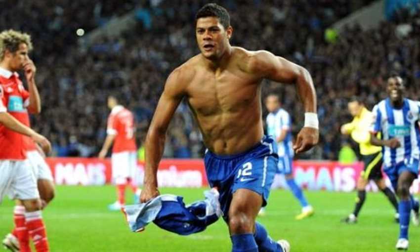 هدف هالك الخارق في شباك بنفيكا