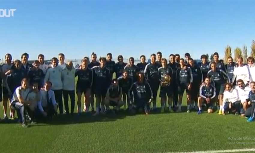 احتفالات لاعبي ريال مدريد بلوكا مودريتش &quot;الأفضل في العالم&quot;