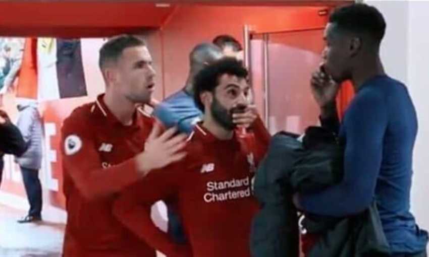 حديث سري بين صلاح وبوجبا في ممر ملعب الأنفيلد