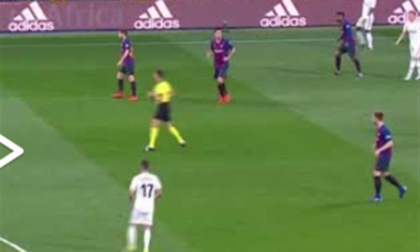 فينيسيوس يهدر أمام مرمى برشلونة