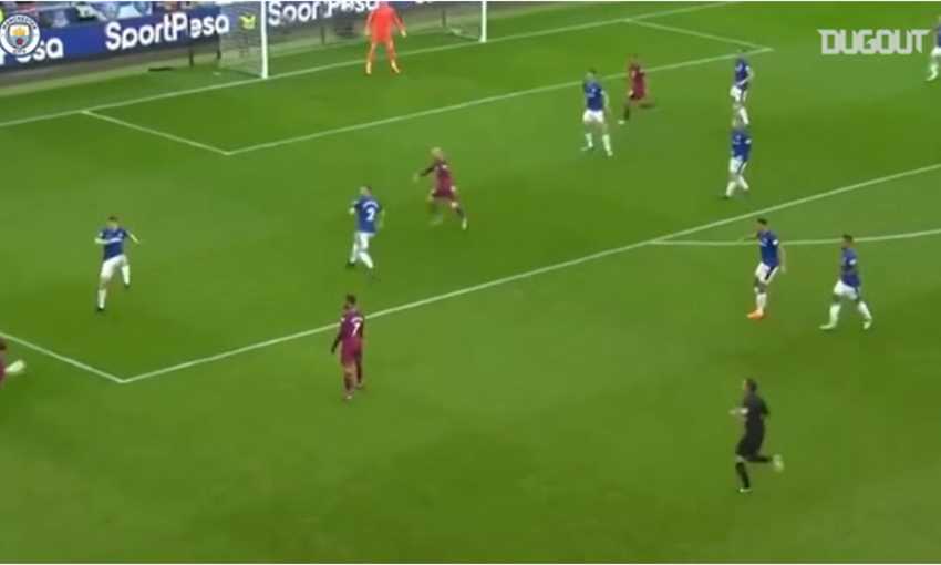 هدف رائع من ليروي ساني على الطائر ضد إيفرتون