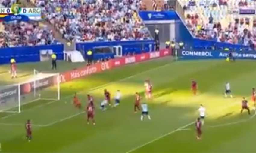هدف الأرجنتين الأول في مرمى فنزويلا (لواترو مارتينيز)