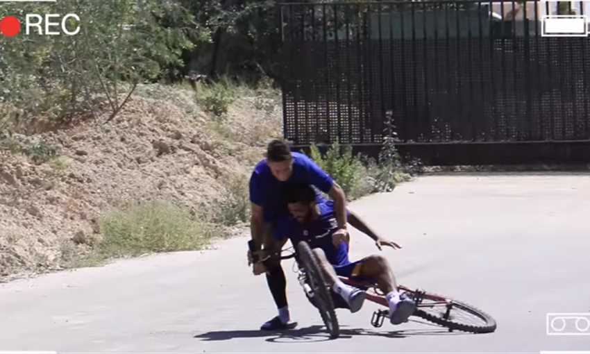 جولة مؤلمة ومضحكة بالدراجة لرمضان صبحي وصالح جمعة