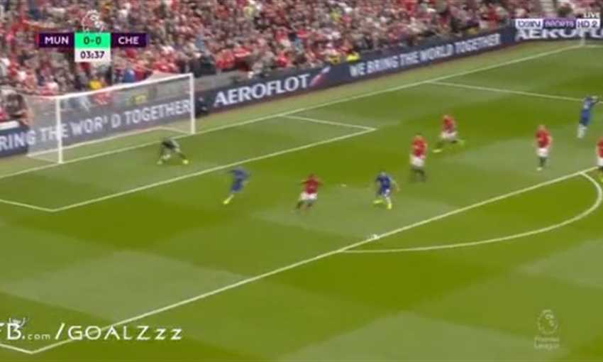 أبراهام يصيب قائم مانشستر يونايتد