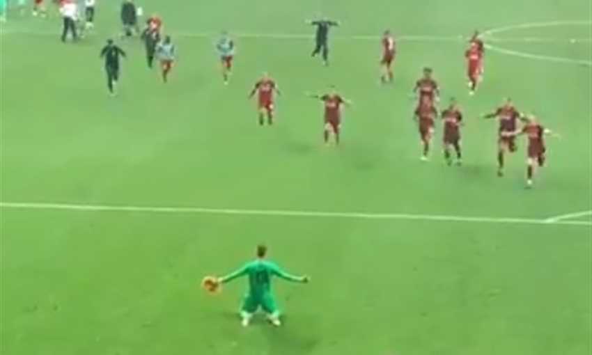 لقطة إصابة أدريان بسبب احتفال أحد مشجعي ليفربول عقب لقاء السوبر الأوروبي