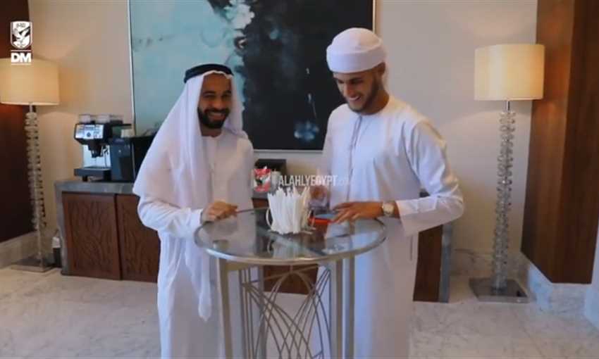 أحمد الشيخ وأفشة بالزي الخليجي :)