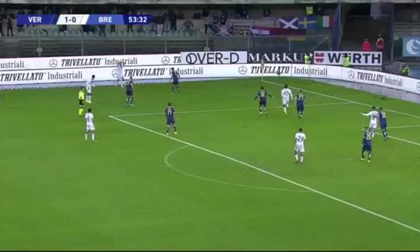 بالوتيلي يتعرض لهتافات عنصرية ويغادر الملعب غاضبا