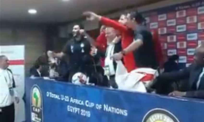 لاعبو مصر يقتحمون مؤتمر شوقي غريب للاحتفال بالتأهل لأولمبياد طوكيو