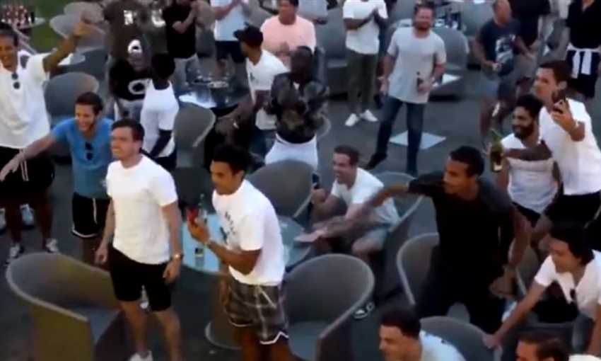 ليفربول ينشر لقطات للحظة التتويج بالدوري الإنجليزي