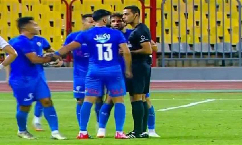 لحظة طرد ساسي أمام المصري واعتراضه على الحكم