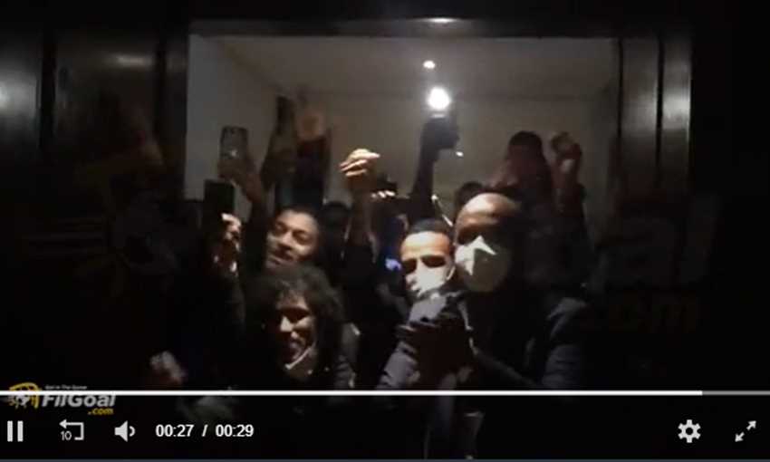 أوووه فرجاني ساسي.. لاعبو الزمالك يتوجهون لغرفة فرجاني عقب لقاء الرجاء ويحتفلون معه