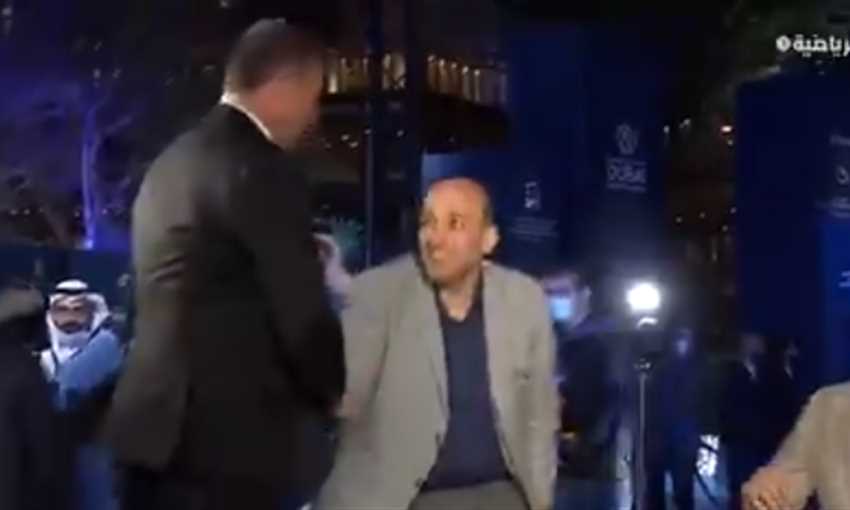 الخطيب يقتحم الهواء لمصافحة المذيع والضيوف