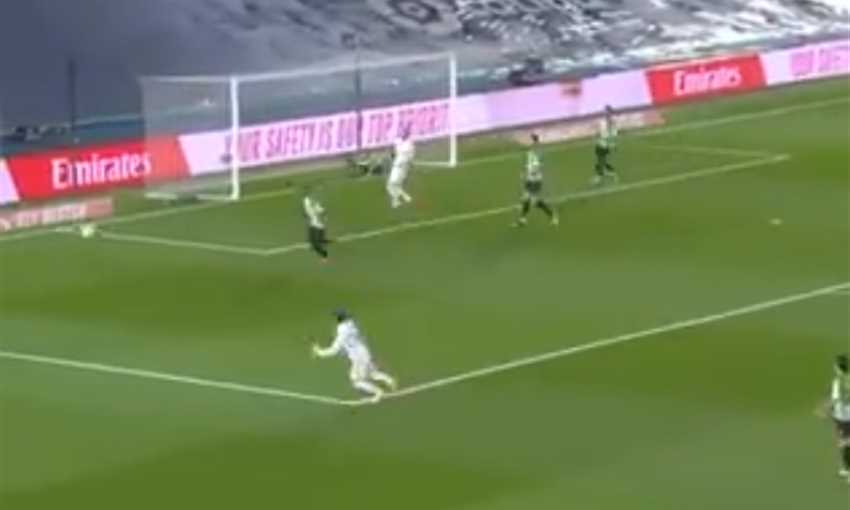 عرضية رودريجو التي ارتدت من العارضة في مباراة ريال مدريد وبيتيس