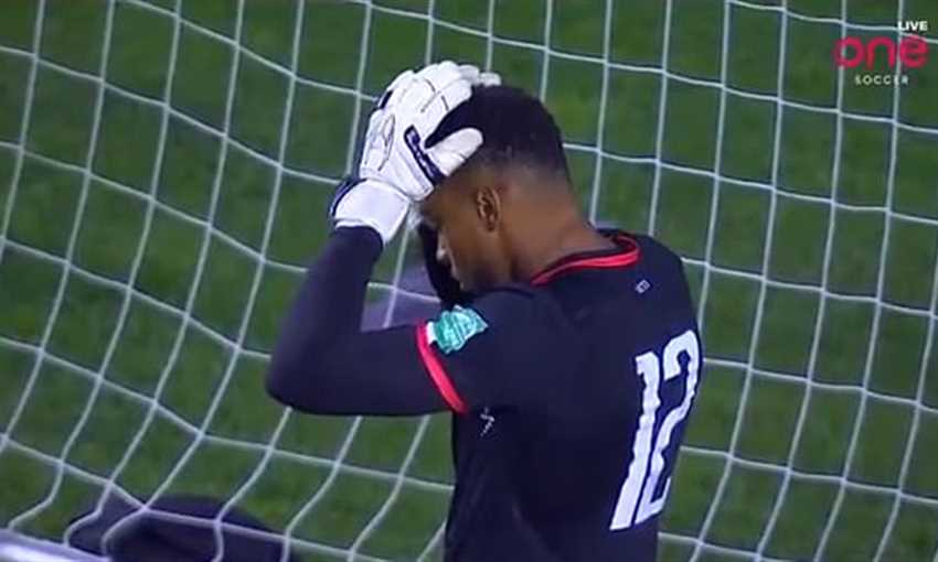 خطأ مزدوج فادح من الحارس يكلف منتخب بلاده توديع تصفيات كأس العالم 2022