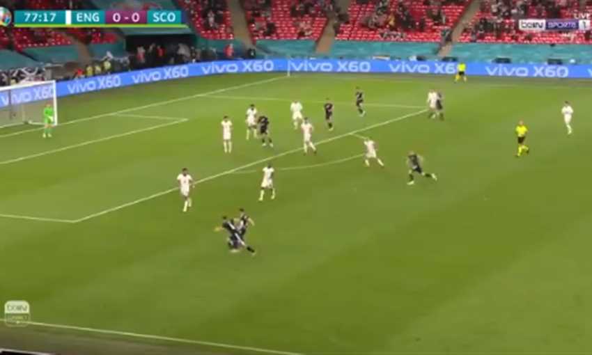 تشي آدمز يهدر فرصة لـ اسكتلندا أمام إنجلترا