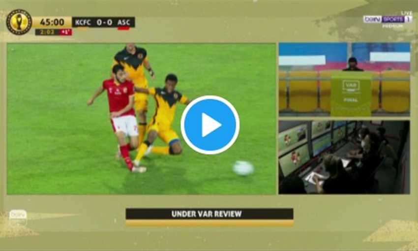 لقطة طرد هابي ماشياني لاعب كايزر تشيفز بعد تدخل عنيف على أكرم توفيق