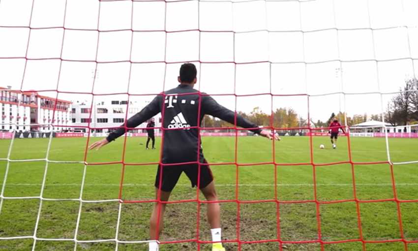 جمال موسيالا يحرس مرمى بايرن في التدريبات