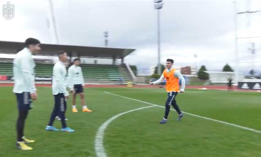 أهداف خارقة لـ بيدري في مران منتخب إسبانيا