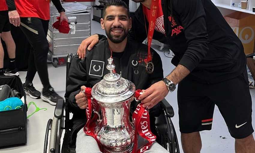 لاعبو ليفربول يحتفلون مع مؤمن زكريا بكأس الاتحاد الإنجليزي