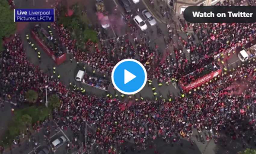 حافلة ليفربول في شوارع المدينة بعد نهاية الموسم