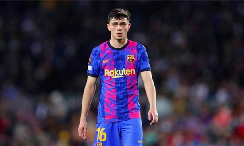 القميص رقم 8 في برشلونة.. من إنييستا إلى بيدري