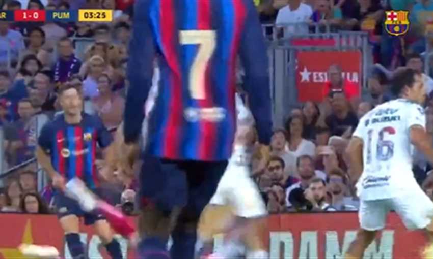 ليفاندوفسكي يسجل في أونيفيرسيداد أول هدف له بقميص برشلونة