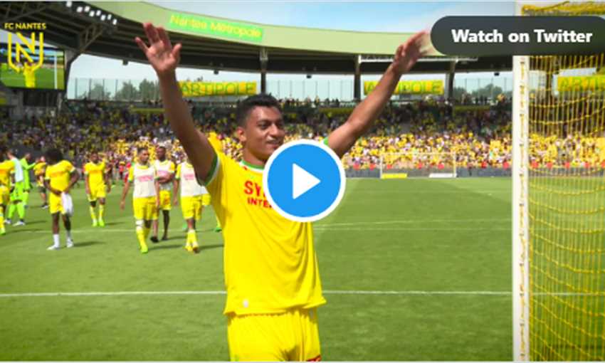 مصطفى محمد يحتفل مع جماهير نانت بعد الفوز على تولوز