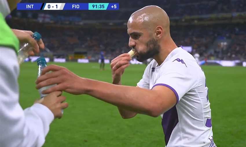 لحظة إفطار سفيان أمرابط أثناء مباراة إنتر وفيورنتينا