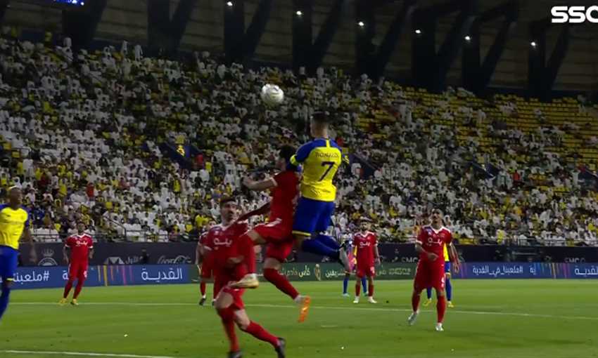 إنقاذ أسطوري من منير محمدي أمام رأسية رونالدو