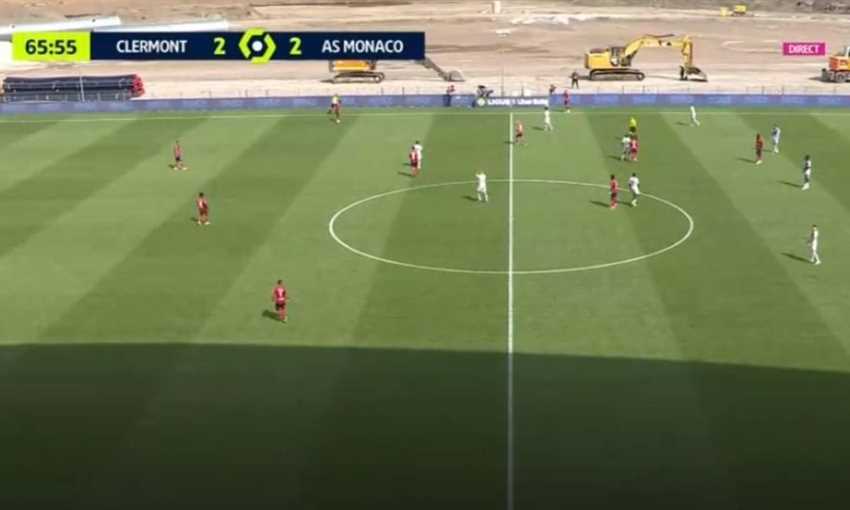 أعمال إنشائية حاضرة في ملعب كليرمون خلال لقاء موناكو (الدوري الفرنسي)