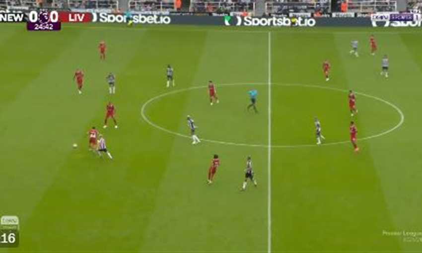 هدف نيوكاسل الأول ضد ليفربول بعد تمريرة خاطئة من صلاح (الدوري الإنجليزي)