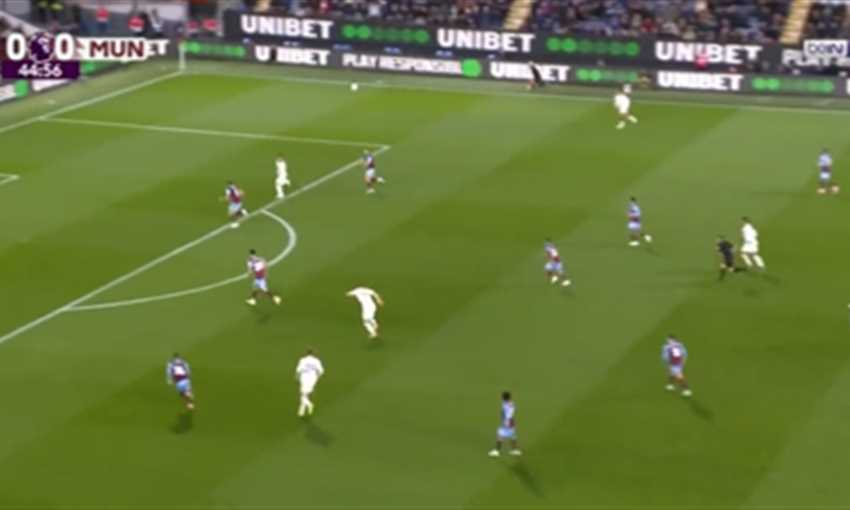 ملخص فوز مانشستر يونايتد على بيرنلي 1-0 (الدوري الإنجليزي)