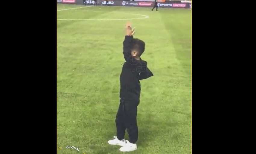 تحية من جمهور الأهلي لنجل مؤمن زكريا في مباراة الأهلي وسموحة