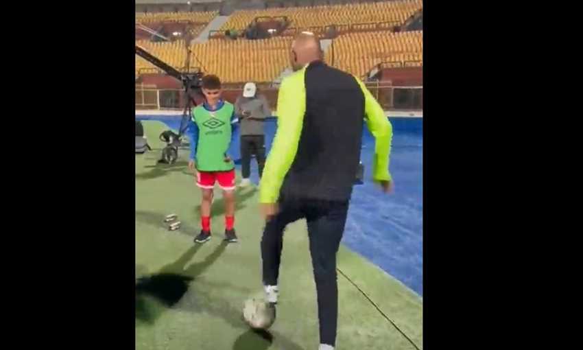 شيكابالا يلعب مع طفل حامل كرات الزمالك في مباراة مودرن فيوتشر