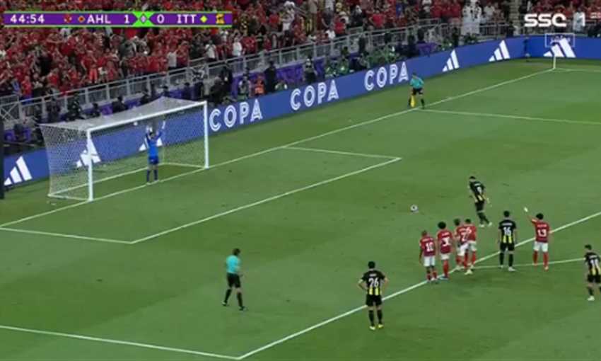 محمد الشناوي يتألق ويتصدى لركلة جزاء ضد كريم بنزيمة