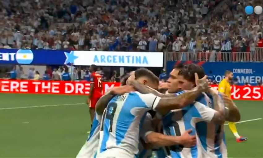 هدف الأرجنتين الثاني ضد كندا - لاوتارو مارتينيز (كوبا أمريكا 2024)