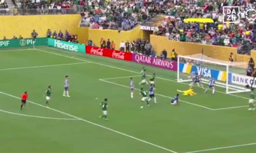 فرصة بـ 3 أرواح.. إنقاذ أسطوري من على خط المرمى بمواجهة بورتو ضد بالميراس