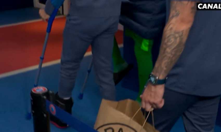 حكيمي يغادر الملعب بالعكاز بعد مواجهة بايرن ميونيخ