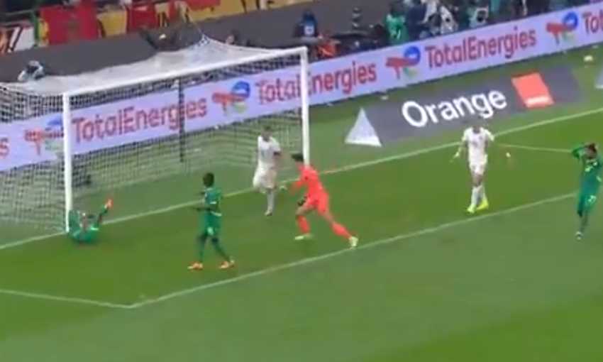 إهدار ندياي لاعب السنغال أمام المرمى الخالي ضد المغرب (أمم إفريقيا)