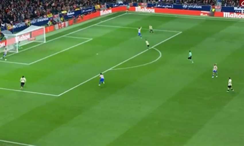 الهدف الأول لأتلتيكو مدريد ضد برشلونة - إريك جارسيا "هدف عكسي" (الدوري الإسباني)