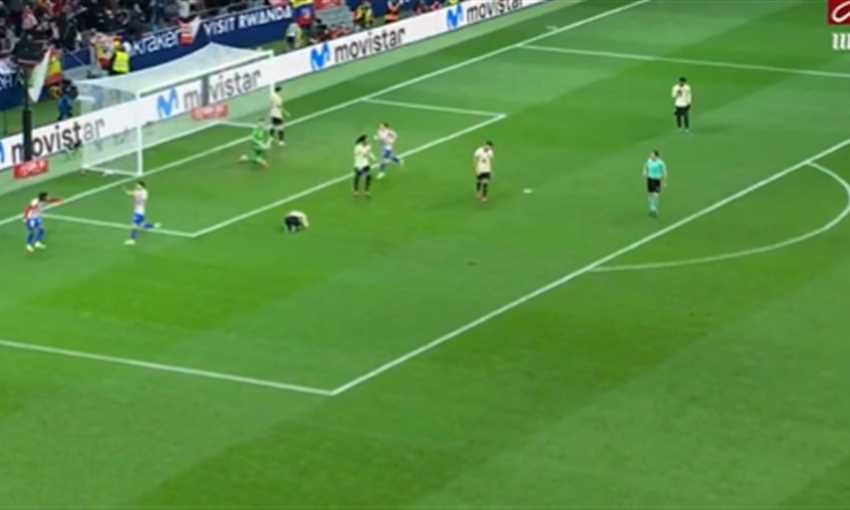 الهدف الثالث لأتلتيكو مدريد ضد برشلونة - لوكمان (الدوري الإسباني)