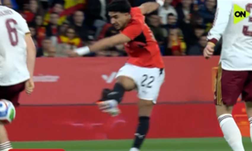 قائم إسبانيا يمنع تسديدة عمر مرموش 