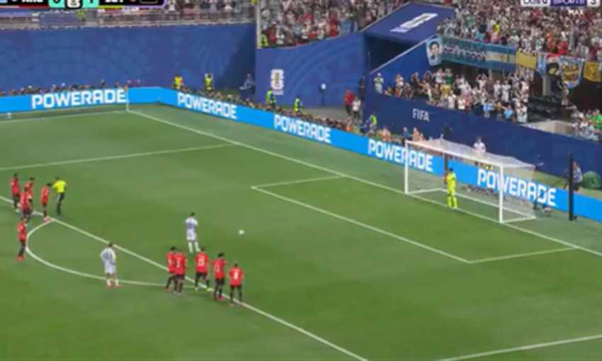 شوبير يتصدى لضربة جزاء أمام ميسي (كأس العالم)