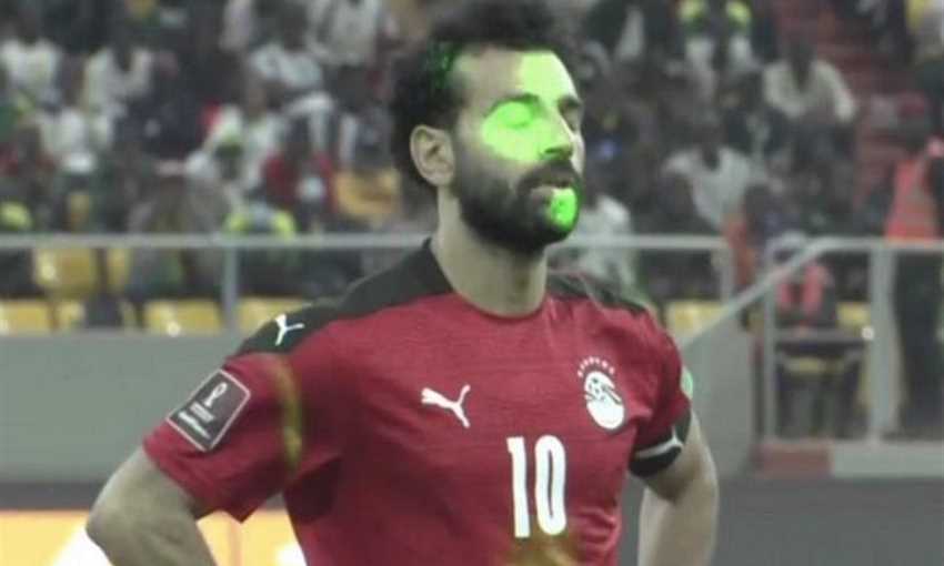 "تميمة الحظ".. طيران السنغال يبحث عن مشجع الليزر للتكفل بإقامته قبل مواجهة مصر