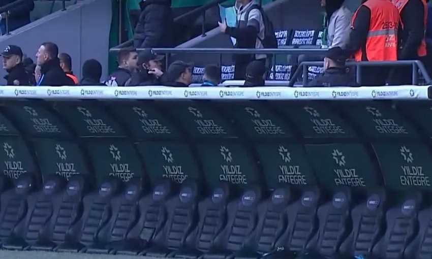 "نريد العدالة لا الامتيازات".. دكة فارغة وتصريحات نارية بعد طرد مدرب في الدوري التركي