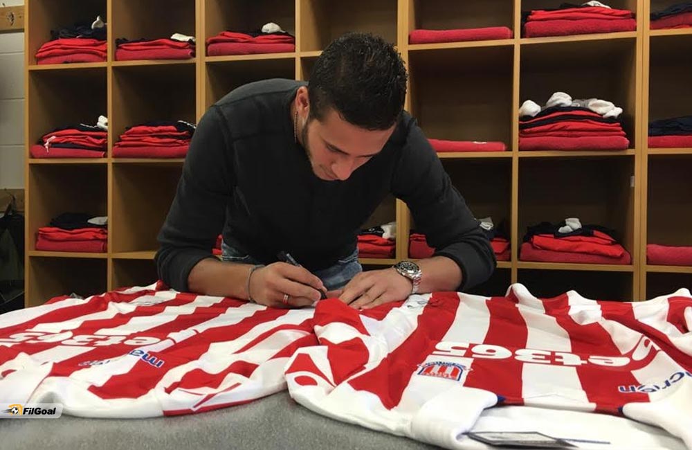 FilGoal | أخبار | بالصور - رمضان صبحي يوقع القمصان في مقر ستوك سيتي