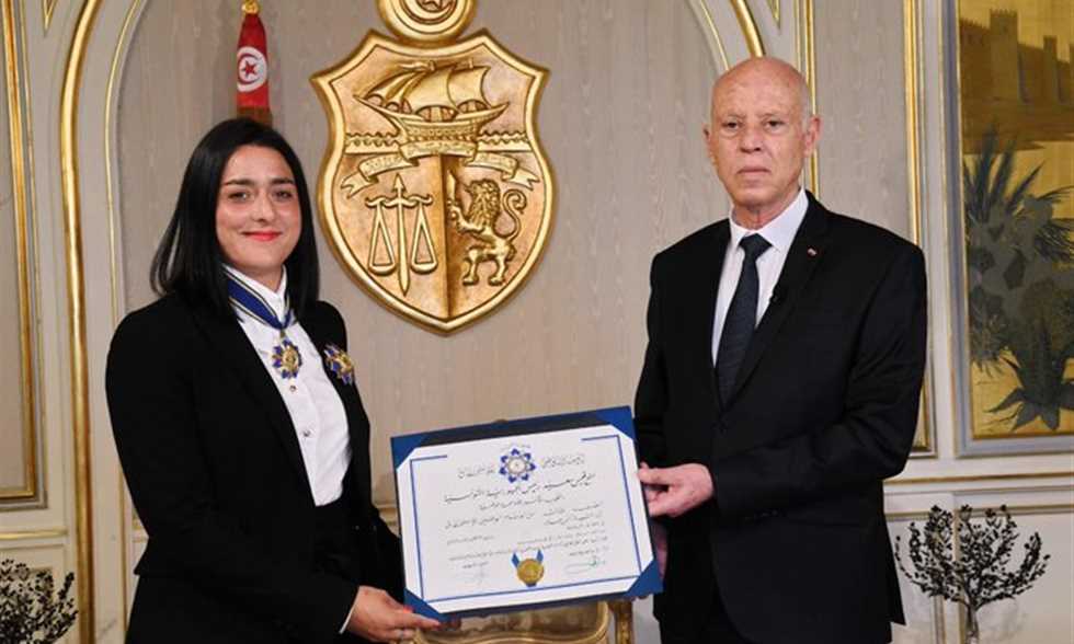 وزيرة السعادة.. رئيس تونس يمنح أنس جابر أعلى وسام استحقاق رياضي 298104_0