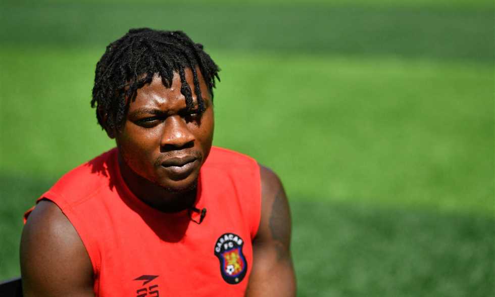 إصابة سامسون أكنيولا بكسر في الساق.. ويخضع لعملية جراحية